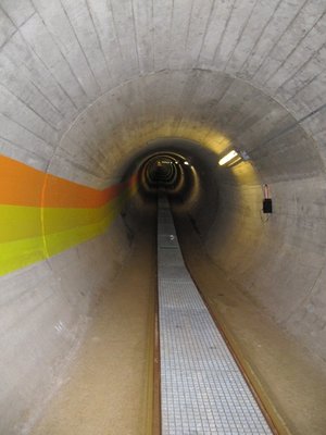 Zuerst führt der betonierte Stollen abwärts. Der alte Stollen war weiter südlich und war zu nahe an der Wand gebaut.