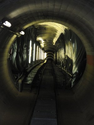 Der Stollenteil durch den Gletscher. Vor ca. 4 Jahren wurde dieser Teil komplett saniert, da die Zugspannung auf die Kabel zu gross wurde (Profilknick)