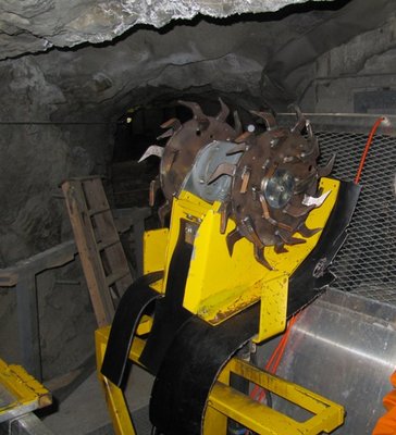 Mit dieser Fräse, welche in einem Seitenstollen garagiert ist, wird aufgrund des Gletscherflusses jährlich auf einer Seite des Stollens Eis abgetragen und auf der anderen Seite wieder aufgeschüttet