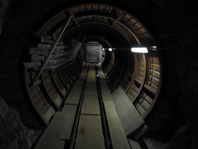 Überschüssiges Eis wird durch dieses Tor auf den Gletscher gekippt.