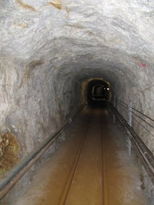 Nach dem Gletscher führt der Stollen wieder durch das Jungfraumassiv.