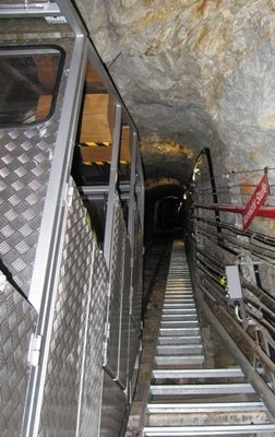 Letzte Sektion. Die vor 2 jahren erneuerte Standseilbahn von Garaventa. Aufgrund der Anzahl gemeldeter Personen wurden beide Personenkabinen montiert.