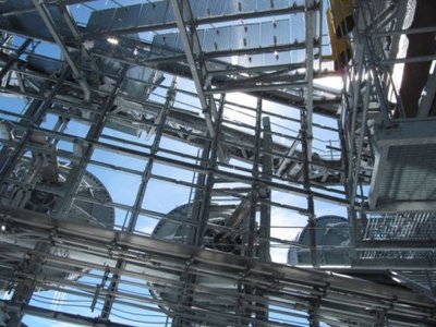 Blick von der Terasse auf die 3 Niveaus von Richstrahlantennen. Dieses Jahr wird bis auf das Basisniveau alles demontiert.