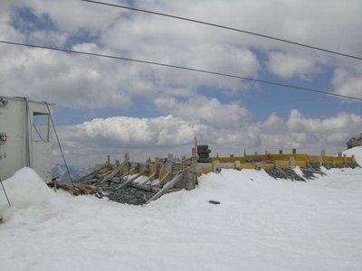 An der Cristallo Bergstation wird direkt vor dem Abgrund Richtung Bormio ein neues Fundament errichtet. Vermutlich wird das eine kleine Hütte an der Bergstation die den momentanen Container ersetzen soll.