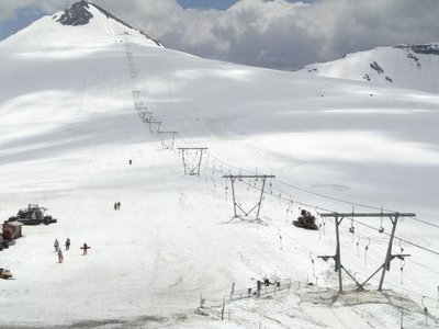 An der Talstation der Geisterlifte gibt es erste Vermattungen an den Stützen des Doppelschlepplifts.