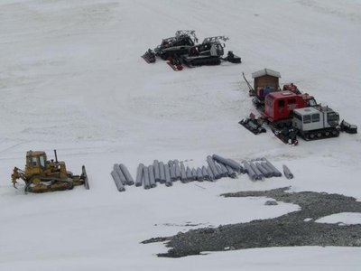 Vor dem Livrio liegen blaue Plastikrohre rum, evtl. zur Errichtung einer Beschneiungsanlage für den Einstiegsbereich der Geisterlifte. Da wird es im Sommer ja immer eng mit dem Schnee. Die eine Schneekanone steht dort auch noch rum.