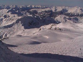 Blick von der 4SB Glacier auf die Bergstation und Mittelstation der 6EUB