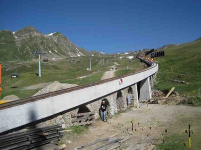 ein Teil der Schienen ist montiert