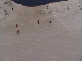 Die Piste Kamikaze von der Bergstation der Funiplagne nach Champagny am 1.1, Höhe ca. 2400m !!!