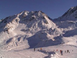 links im Bild die Bergstation der 8EUB und die Talstation der 70PB, rechts die 4SB Grand Col