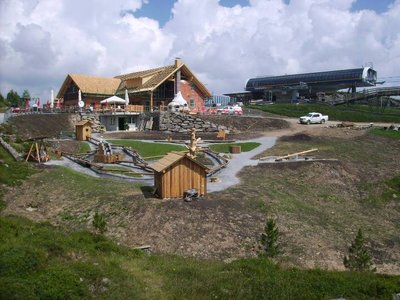 Alm Zeit Hütte und Station Zeitfluss