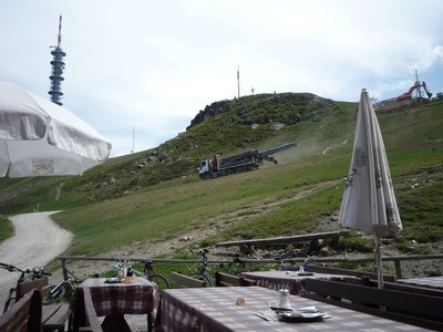der LKW musste in der Kurve zurücksetzen
