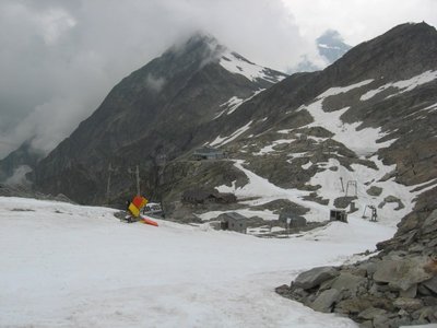 Überblick über das Gebiet auf dem Monte Moro Pass. Die Schutzmatten wurden gerade eingesammelt.