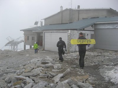 Jaja, hier oben wird im Juli noch Ski gefahren.
