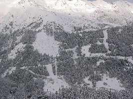 Die Schloßalm Seite, schön zu erkennen die Schneise der 8EUB Kaserebenbahn, der alten DSB sowie den nicht mehr genutzten Hang der 2SL. Auch zu erkennen die Käferstallabfahrt, an der im oberen Bereich ganz am rechten Bildrand das Unglück geschah