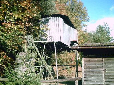Talstation von Hinten mit den zwei Endrohren des Antriebs