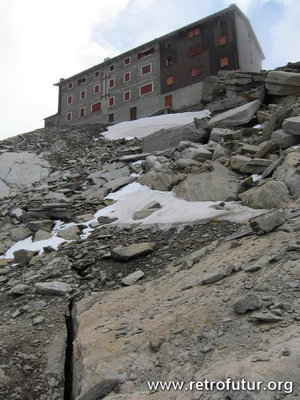 Das Rifugio vom tief abgesackten Gletscher aus betrachtet. Noch vor 25 Jahren wäre ich hier auf Höhe des Hotels gestanden!