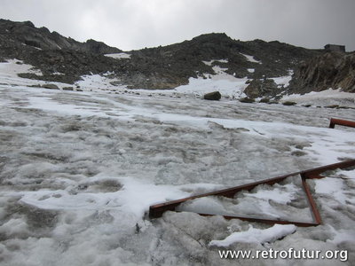 Bei der Talstation des unteren Lifts. Oben rechts das Hotel, davor die den Gletscherfluss unterbrechende Felsstufe.
