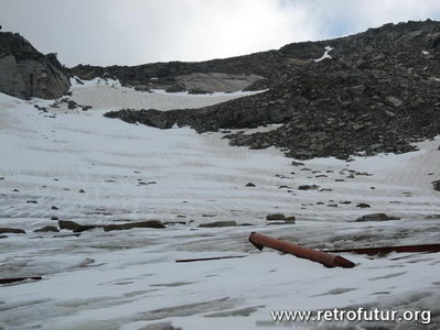 Blick entlang der LIfttrasse des unteren Lifts. Im "V" des Grats die Bergstation, ehemals völlig ohne finalem Steilhang!