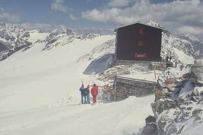 Das Hotel-Rifugio und im Hintergrund der eher senkrecht(!) zur Hauptflussrichtung des Gletschers trassierte unterer Skilift. Bergstation fest am Grat. Vgl. mit heutigen Bildern.