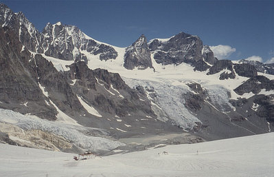 Oberer und rechts davon der untere Skilift. Im Hintergrund im linken drittel der "italienische" Bernina. Dessen Gletscher endet heute in etwa an der Geländekante vor den Serac-brüchen.