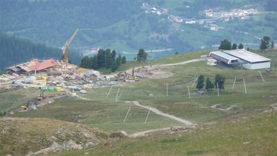zirbenhütte von weitem, rechts die talstation schöngampbahn als vergleich der größe