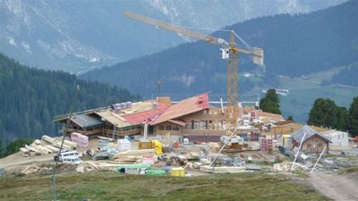 wir kommen näher... und die größe der neuen hütte wirkt immer imposanter.