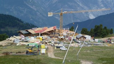 rechts sieht man das alte toilettenhäuschen der schirmbar. die steht als baustellenklo noch rum. auf den bauzeichnungen ist von ihr nichts mehr zu sehen