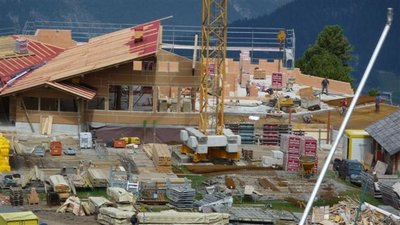 und jetzt seht ihr, dass die bereits gross wirkende baustelle bislang lediglich die hälfte des gebäudes darstellt. die linke seite, die bereits im rohbau fertig ist, wird nach rechts nochmal gespiegelt. also doppelt so gross.