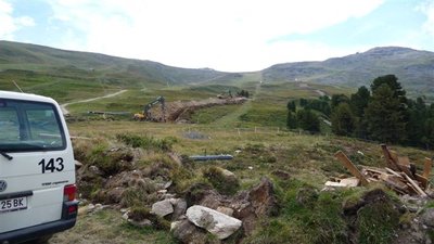 scheint als ob hier wasserrohre verlegt werden. abwasser geht runter nach fließ