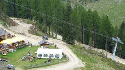 die umfahrung an der schöngampalm. dort wo der jeep steht ist die neue piste, dafür musste der wald weichen. die alte ziehstrecke ist links davon.