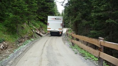 der oberhammer... die zufahrt zur baustelle. der weg wurde von einer dampfwalze platt gedrüclt, und alle 10min begegnet man einen lkw. ziemlich knapp und eng, die fahrer müssen echt was draufhaben. die fahrt mit der berta von fiss dauert 1,5std. bis zur schöngampalm, viel schneller werden die lkws auch nicht fahren können, vorallem da die strecke bis zur baustelle ja nich was weiter ist