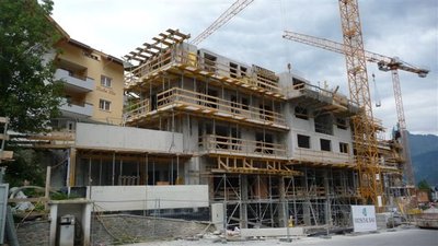 die neueste bausünde serfaus... direkt an der seilbahn, nen riesen klotz... 11 luxus-ferienwohnungen vom purtscher.<br /><br />der kracher: das hotel etwas tiefer (gabriela mit der bam-bam bar) wird noch größer... 100 betten(!!) dagegen sieht der pezid-klotz richtig bescheiden aus.