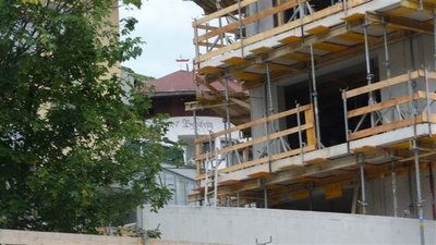 ich hoffe, dass keiner letztes jahr im apart bergheim für die kommende wintersaison vorreserviert hat... die aussicht wird dann nicht mehr aus der waldabfahrt, sondern aus der kompletten rückseitigen hausfront des neuen hotels bestehen...