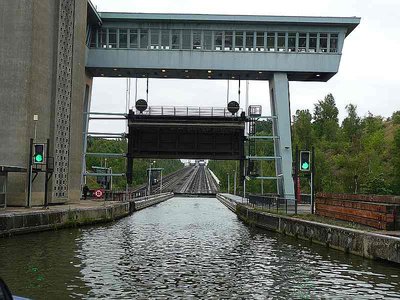 Die beiden Tore sind geöffnet. (Eines schließt den Wagen, das zweite den Kanal)