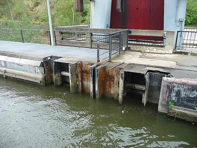 Das Schiff passiert die Tore, zu sehen ist die Führung der beiden Tore. Der linke Teil ist der Wagen.