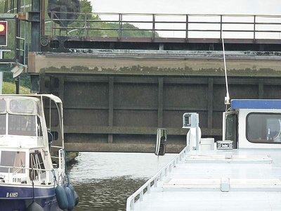 Nun wird das Tor hinter uns geschlossen.