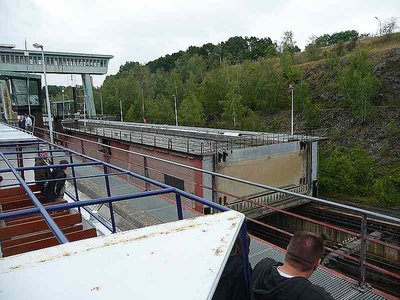 Blick auf den zweiten Wagen unmittelbar nach der Abfahrt.