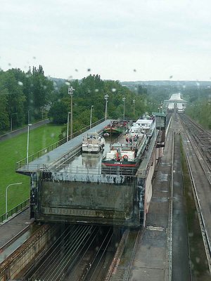 Nachdem wir das Schiff verlassen haben, beobachten wir die Rückfahrt.
