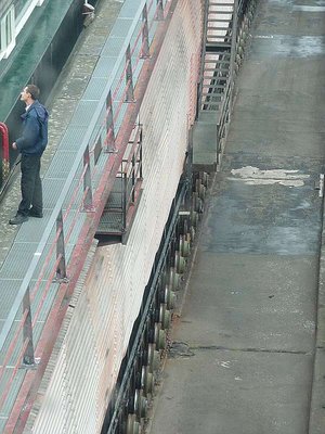 Die zahlreichen Räder faszinieren. Der Trog steht auf vier Schienen. Wir sehen nur die Äußerste.