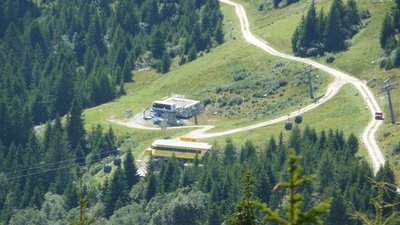 sattelbahn. keine bauarbeiten zu sehen, sessel hängen...