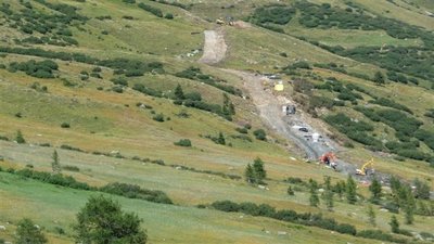 pistenkorrekturen auf der jochabfahrt. soweit wir gesehen haben soll dort auch eine beschneiung hin.