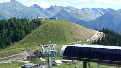 der gerodete alpkopf mit pistenkorrektur-arbeiten