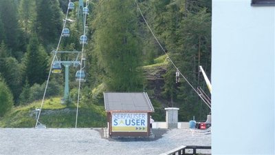 der serfauser sauser. einer kommt gerade runter.