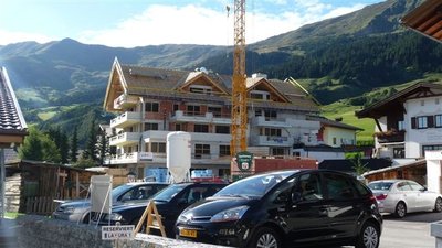 neubau hotel alpenroyal. groß, aber luft drum herum, rückseitiger blick (fast) auf bertas kinderland. bloss dort hin- und wegkommen wird nicht so easy, da die strasse bis zur seilbahn nicht durchgeht.
