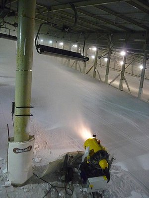 Im Bereich des Funparks sehen wir eine Schneekanone bei der Arbeit.