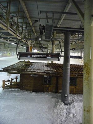 ...und führt danach sogar über eine "Schihütte".