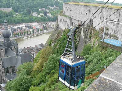 Eine Gondel erreicht die Bergstation.