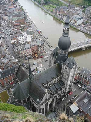 Die Kirche wurde nahe an den Citadellenfelsen gebaut.- Interessante Ansicht von Oben.