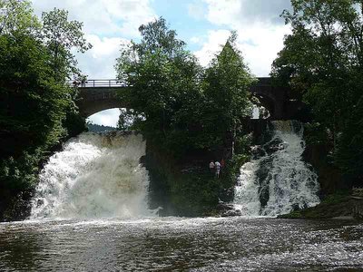 Ein erster Blick auf den künstlich geschaffenen Wasserfall bei Coo.